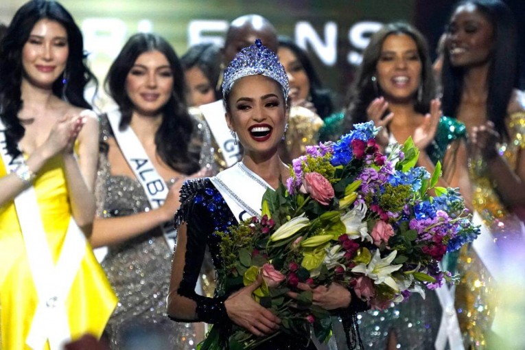 Miss Universo renuncia a su corona como Estados Unidos y ya tiene