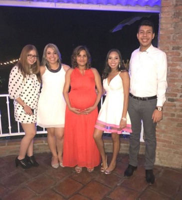 Angie Carrasco, Cindy Lozano, Vanessa Gómez, Rebeca Ávila y Elías Galindo