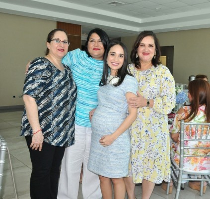 Ela de Ronen, Regina Tomé, Ana Lucía Soto e Ileana Rodríguez de Soto, celebrando el baby shower para darle la bienvenida al primogénito de Ana Lucía y su esposo Eldad Ronen ¡Una mañana fantástica!