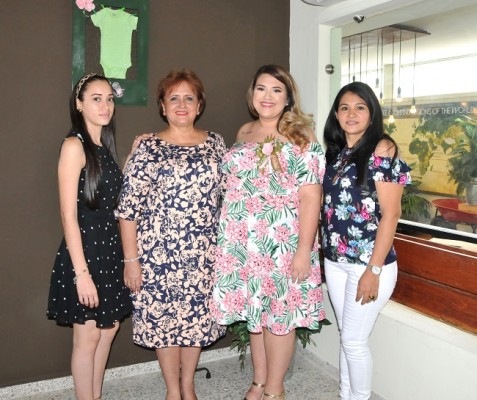 Angie Matute, Gloria Rodríguez, Valeria de Martínez y María Luisa Amaya