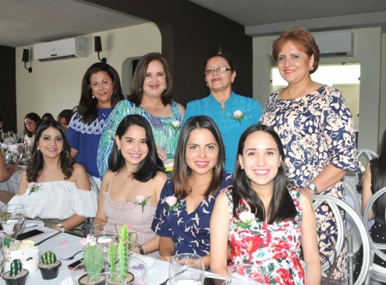 Jackelin Assaf, Ileana Maria Rodríguez de Soto, Suyapa Ramírez, Gloria Rodríguez, Nelsy Ordóñez, Ana Cristina Soto, Esther Hernánedz y Ana Lucía Soto de Ronen