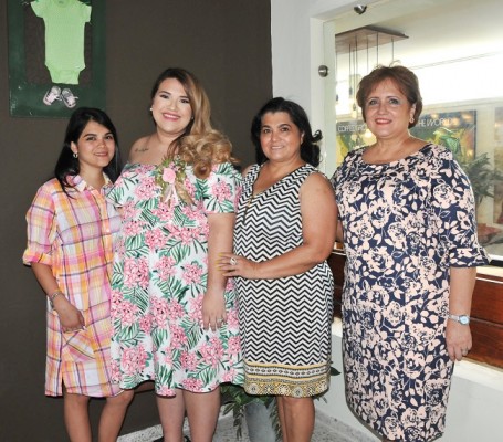 Sarahí Martínez, Valeria de Martínez, Lourdes Brizuela (la abuela paterna) y Gloria Celeste Rodríguez (abuela materna)