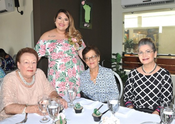 Valeria Celeste de Martínez, doña Bertha Fiszman, Yoyita Pineda y Wilma Sabillón.