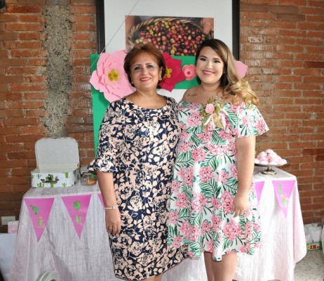 Valeria Celeste de Martínez junto a su madre, Gloria Celeste Rodríguez