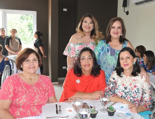 Valeria de Martínez, Ileana de Soto, Riva Romero, Waldina de Vallejo y Gracia de Vásquez