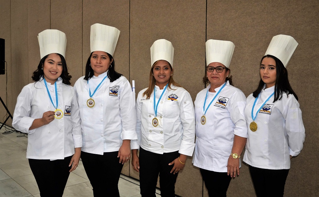 Solemnes actos de graduación de Academia Profesional Las Amigas y el Instituto Técnico Los Zorzales