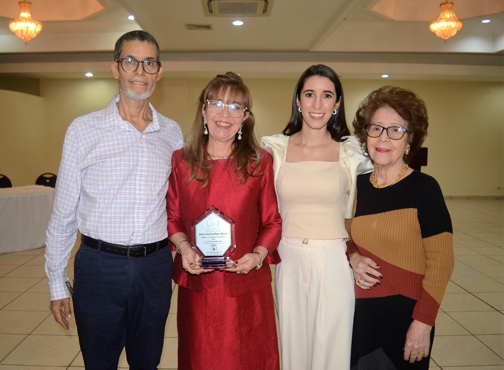 Galardonan a seis pedagogos con el Premio a la Excelencia Merendón 2023 en San Pedro Sula