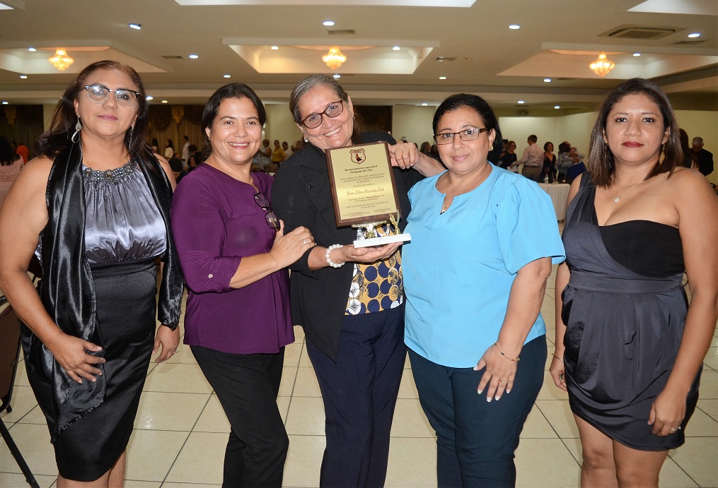 Galardonan a seis pedagogos con el Premio a la Excelencia Merendón 2023 en San Pedro Sula