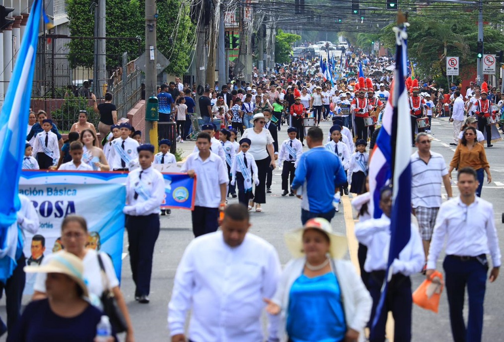 Civismo y color en desfiles patrios de centros de educación primaria de San Pedro Sula