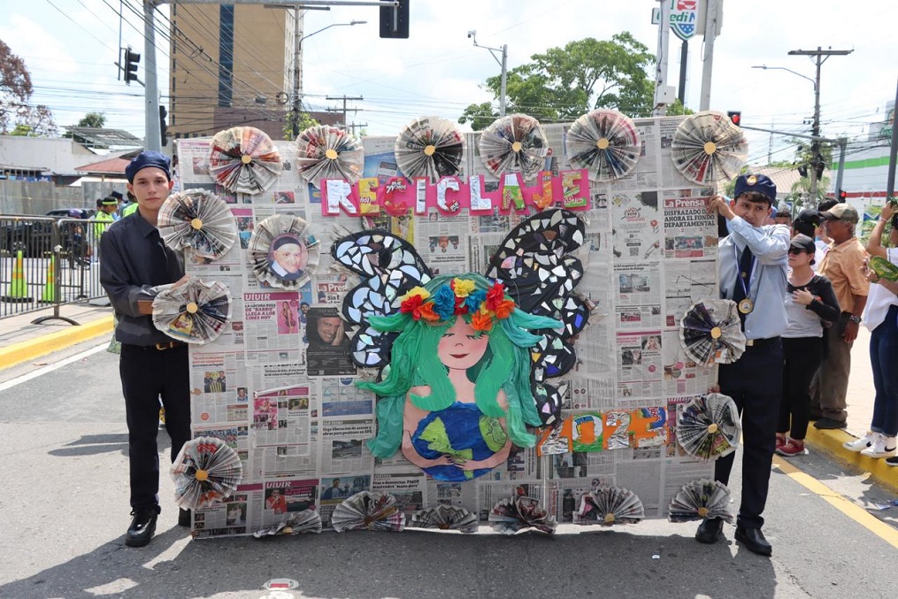 Civismo y color en desfiles patrios de centros de educación primaria de San Pedro Sula